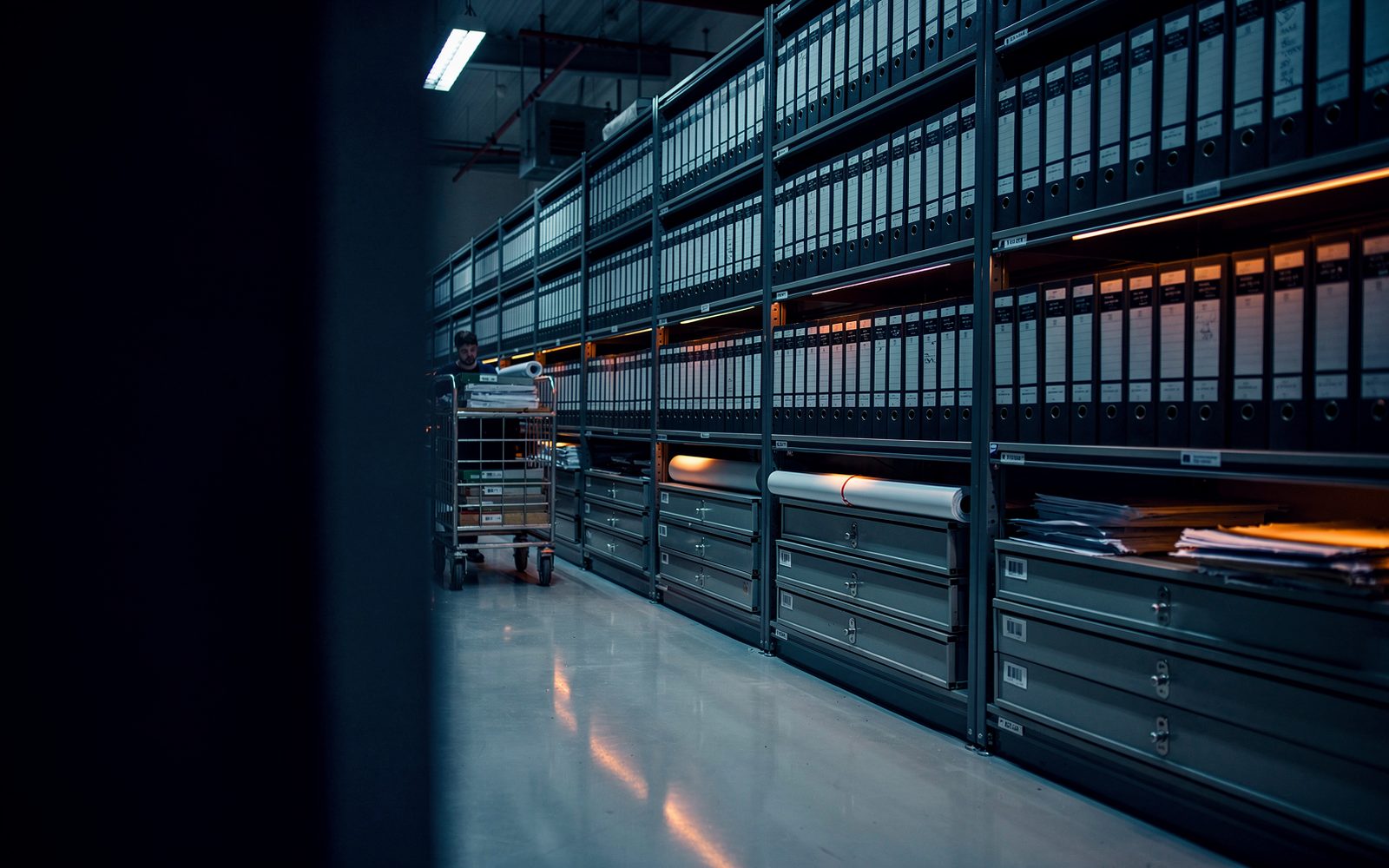 Salle d'archives techniques, rayonnages mobiles de classeurs et meubles à plans