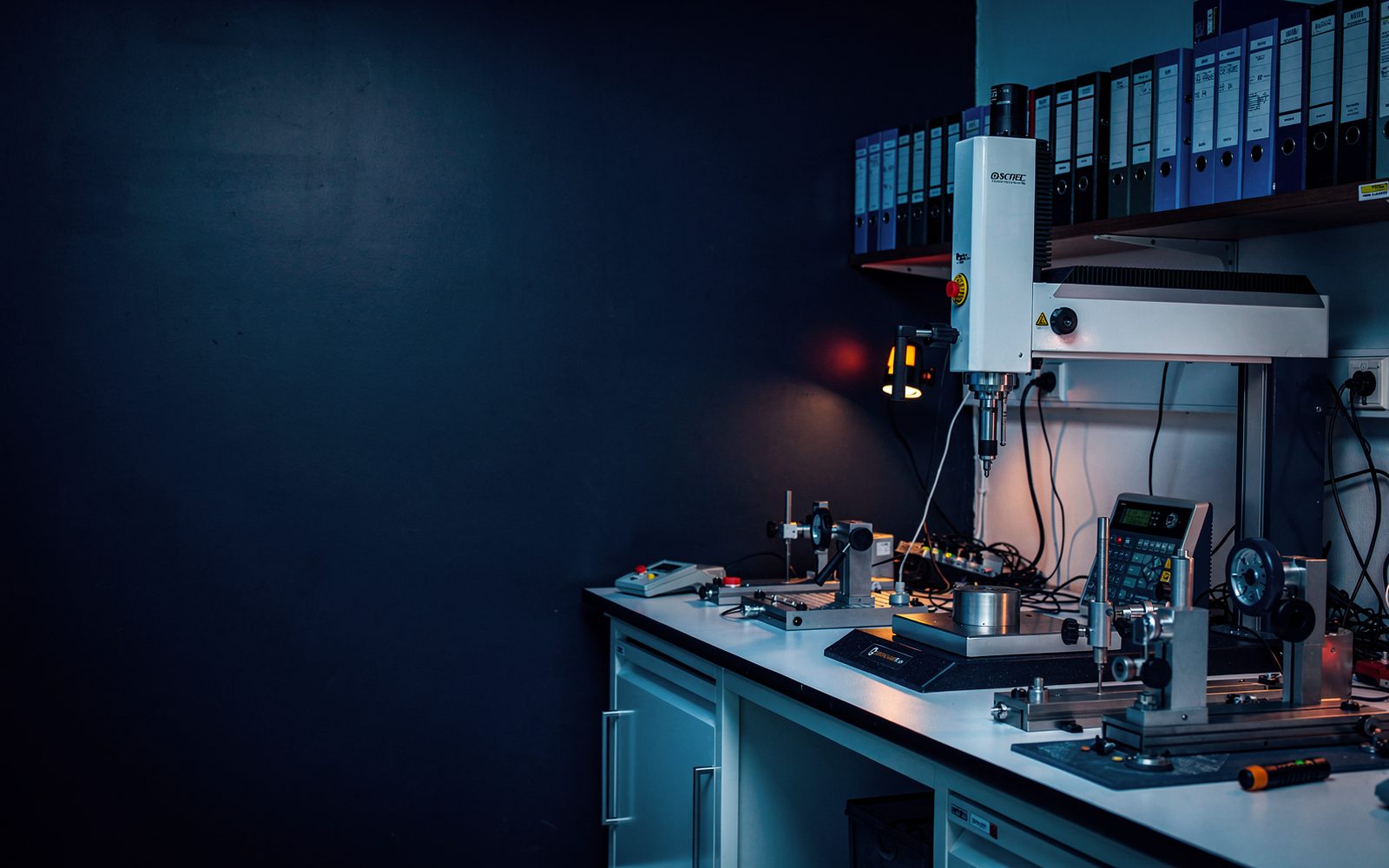 Laboratoire qualité industriel, machine de mesure tridimensionnelle et instruments de contrôle